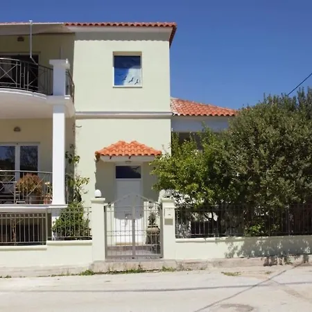 Διαμέρισμα Camelia Semi-basement Apt By Hsh